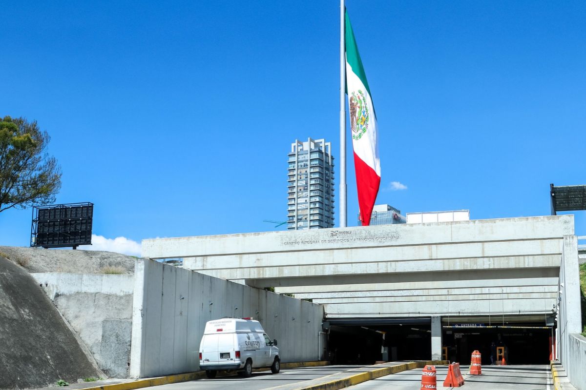 Acceso al estacionamiento del CIS Puebla, donde fue hallado Rubén Curiel | Foto: Cortesía