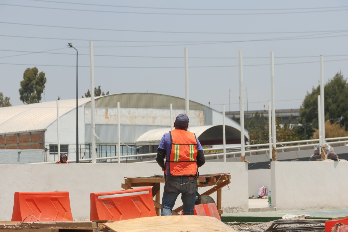 Estos son los deportistas homenajeados en el Paseo de Campeonas y Campeones de Puebla 3 Trabajador en la construcción del Paseo de Campeonas y Campeones de Puebla | Foto: Agencia Enfoque