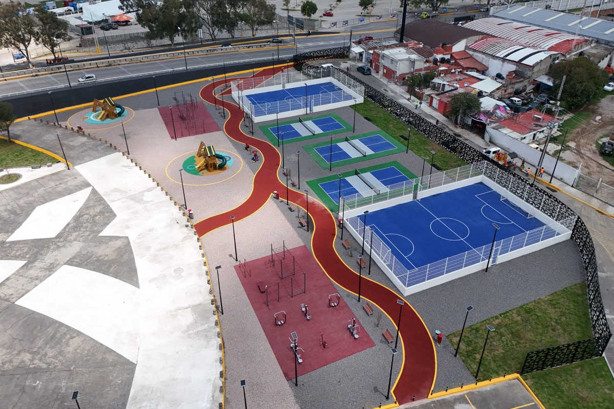 Vista aérea de canchas y juegos infantiles del Paseo de Campeonas y Campeones de Puebla | Foto: Agencia Enfoque