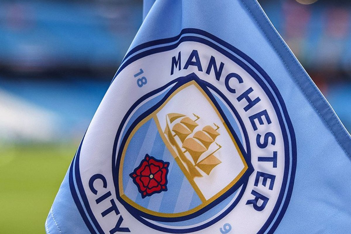 Declaran culpable al Manchester City de casi todos los cargos financieros, según reportes 4 Bandera de córner con el escudo del Manchester City, club declarado culpable de infracciones financieras | Foto: Cortesía