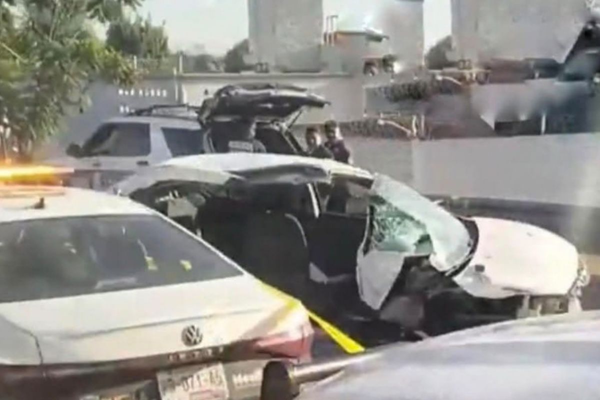 Vehículo destrozado tras el doble choque en el Periférico de Puebla | Foto: Cortesía