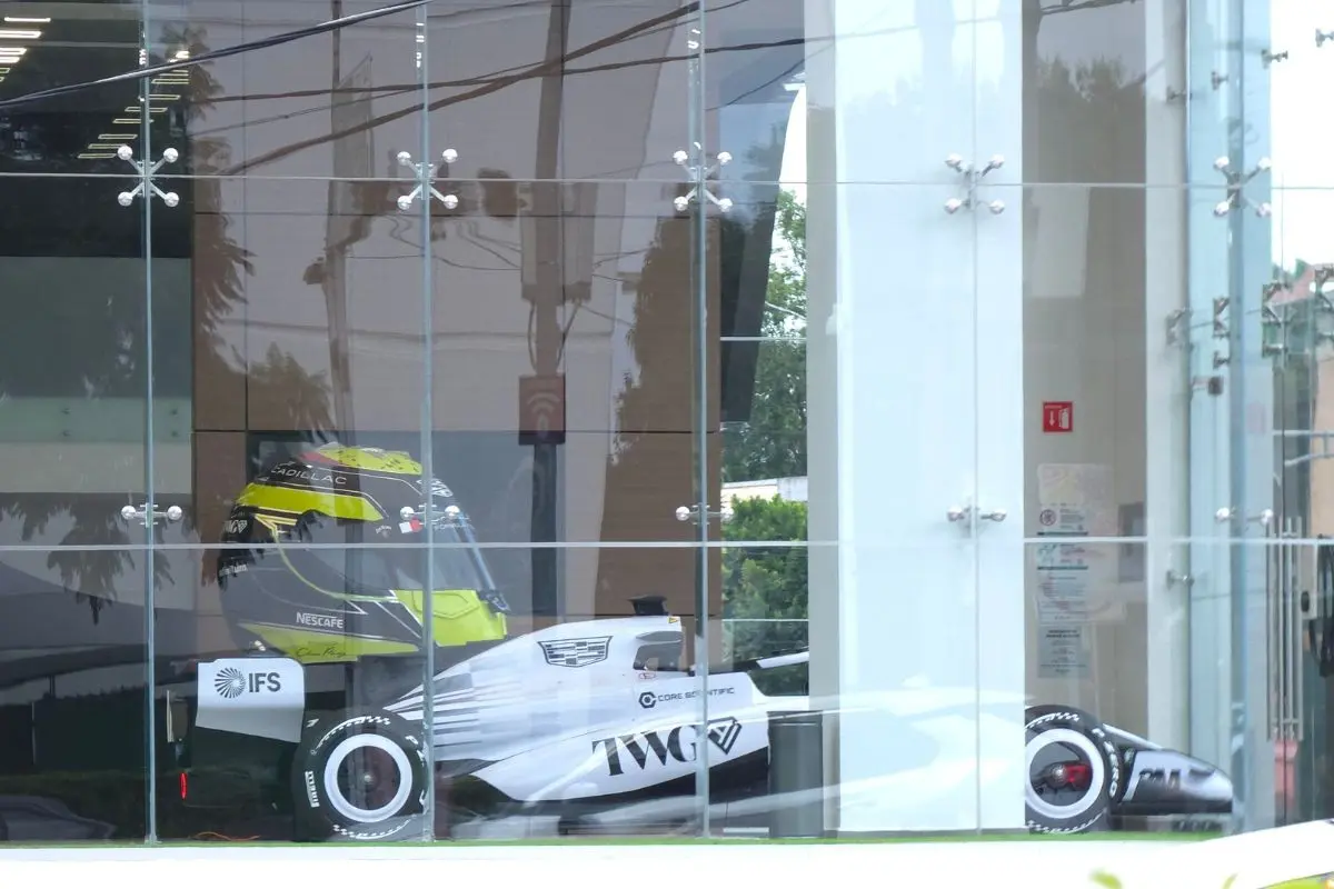 ¿Dónde y cómo ver el coche de Checo Pérez en México?