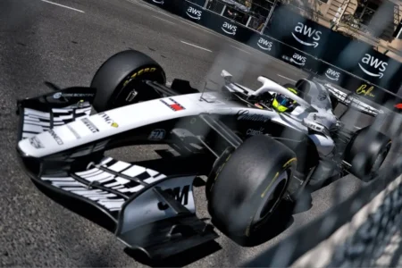 ¿Dónde y cómo ver el coche de Checo Pérez en México?