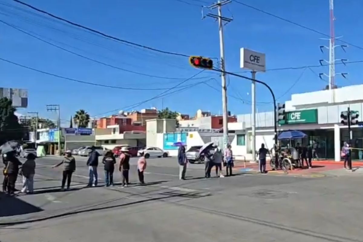 Exigen suministro de agua vecinos de Granjas del Sur y Mayorazgo; bloquean 16 de Septiembre 2 Vecinos de Granjas del Sur bloquean 16 de Septiembre y bulevar Municipio Libre para exigir suministro de agua | Foto: Cortesía