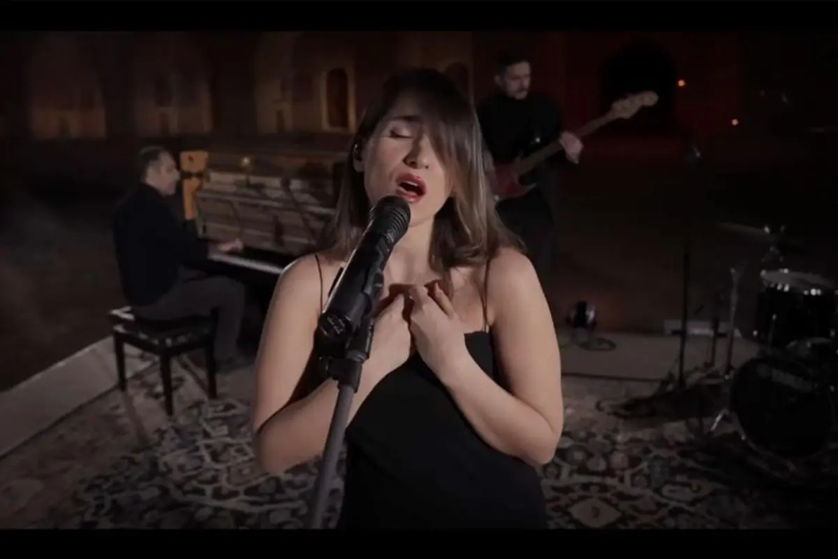 ¿Por qué sentenciaron a la cantante Parastoo Ahmadi a 74 latigazos en Irán? 1 ¿Por qué sentenciaron a la cantante Parastoo Ahmadi a 74 latigazos?