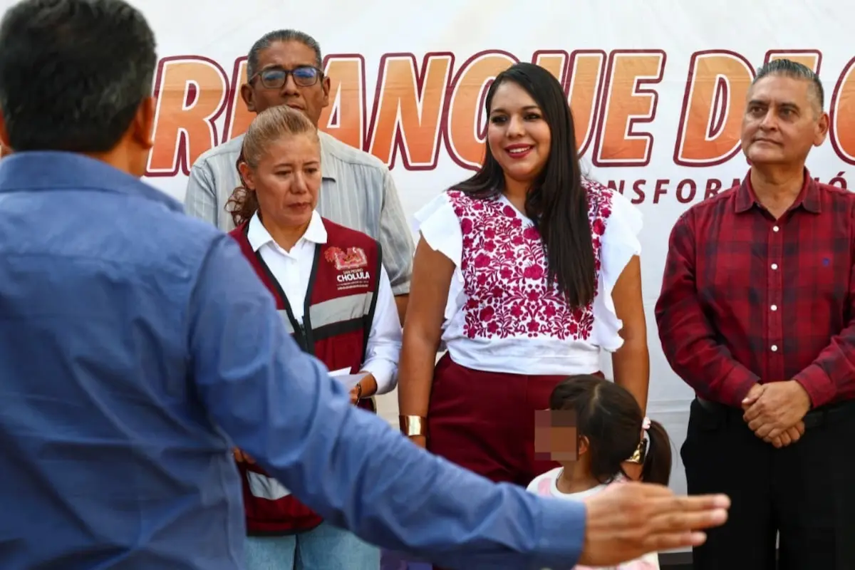 Tonantzin Fernández atiende rezago histórico en vialidades de Santiago Momoxpan y San Diego Cuachayotla