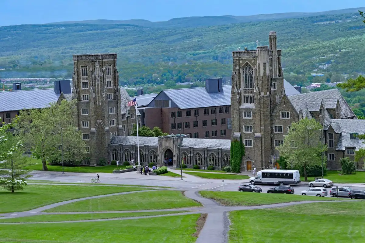 Demandan a universidad por violación grupal en Cornell