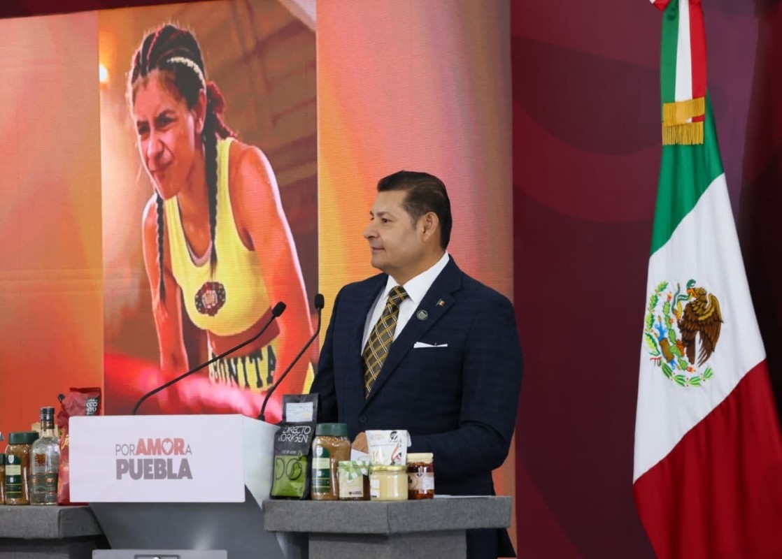 Alejandro Armenta Mier reconoce la trayectoria de Gaby “La Bonita” Sánchez en la Secretaría de Deporte y Juventud | Foto: Cortesía