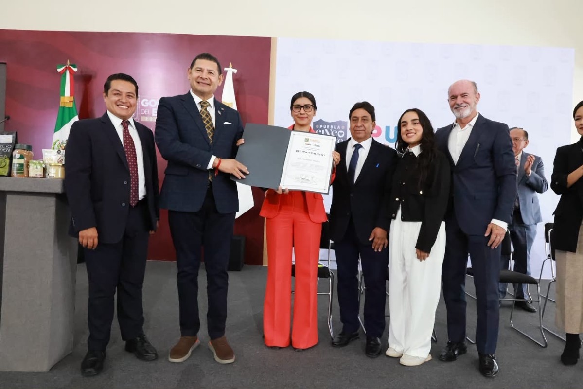 Alejandro Armenta Mier reconoce la trayectoria de Gaby “La Bonita” Sánchez en la Secretaría de Deporte y Juventud | Foto: Cortesía