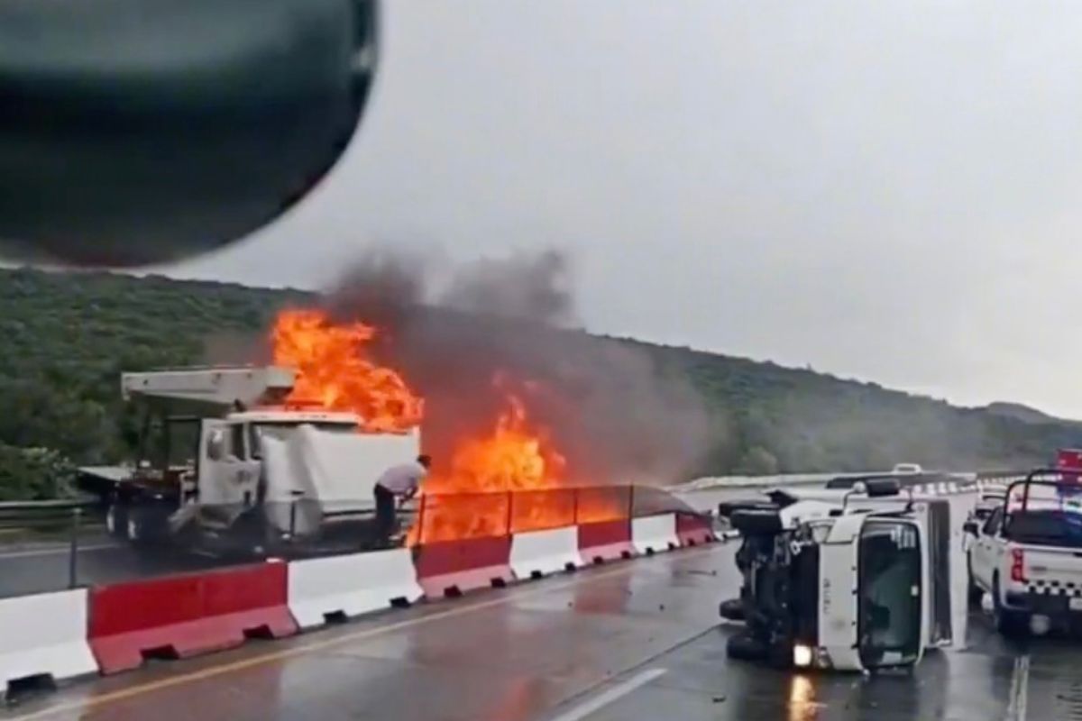 Grúa se incendia tras aparatoso choque múltiple en el Arco Norte