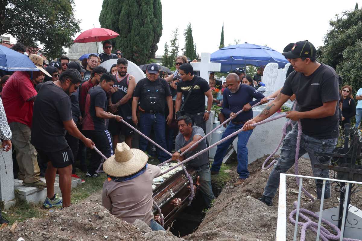 Familiares y amigos despiden a Nacho Moreno en el panteón de San Jerónimo Caleras | Foto: Agencia Enfoque