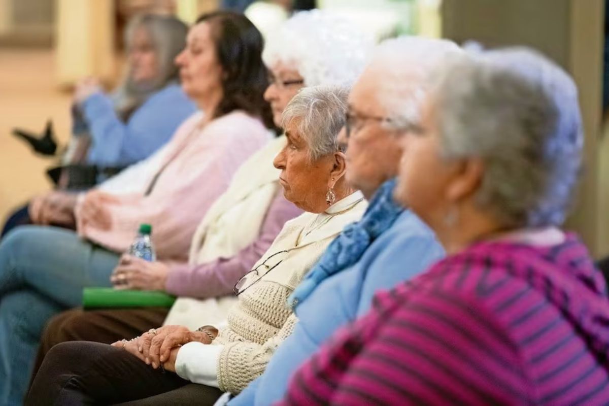 Estos adultos mayores podrían recibir un pago triple en noviembre de 2026