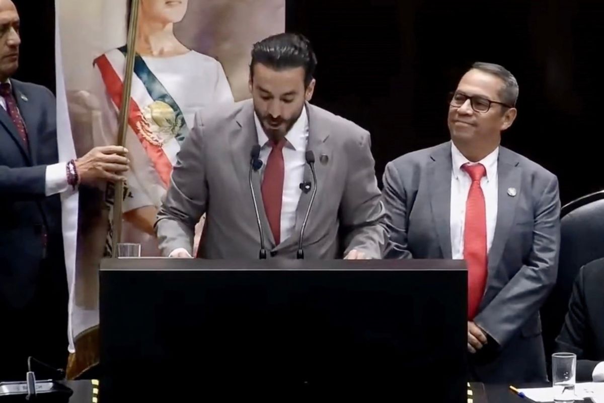 Toño López es la burla nacional por sacar estandarte de Sheinbaum 2
Toño López es la burla nacional por sacar estandarte de Sheinbaum