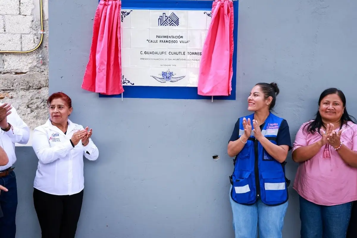 Lupita Cuautle entrega rehabilitación de calle en Concepción Guadalupe
