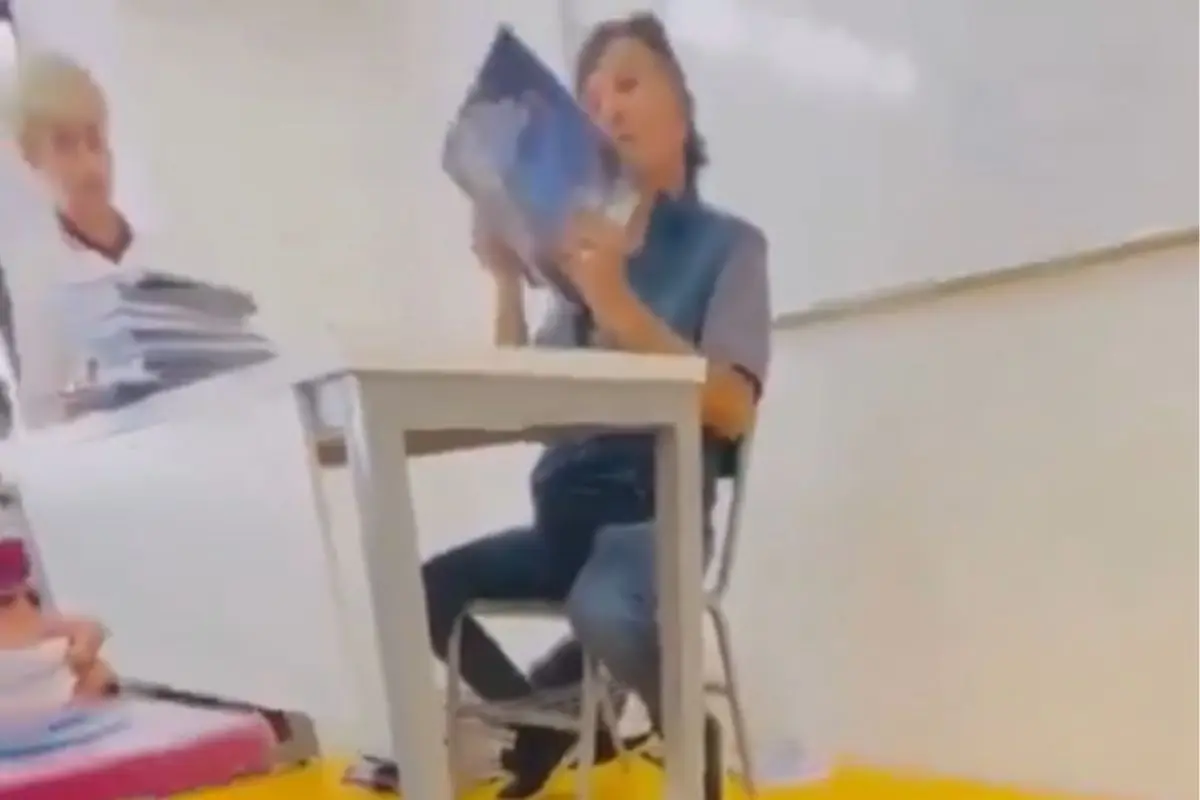 Profesor del Cecyt 4 le avienta tarea al piso a alumna