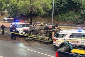 Hombre murió en la Recta a Cholula tras volcar su camioneta