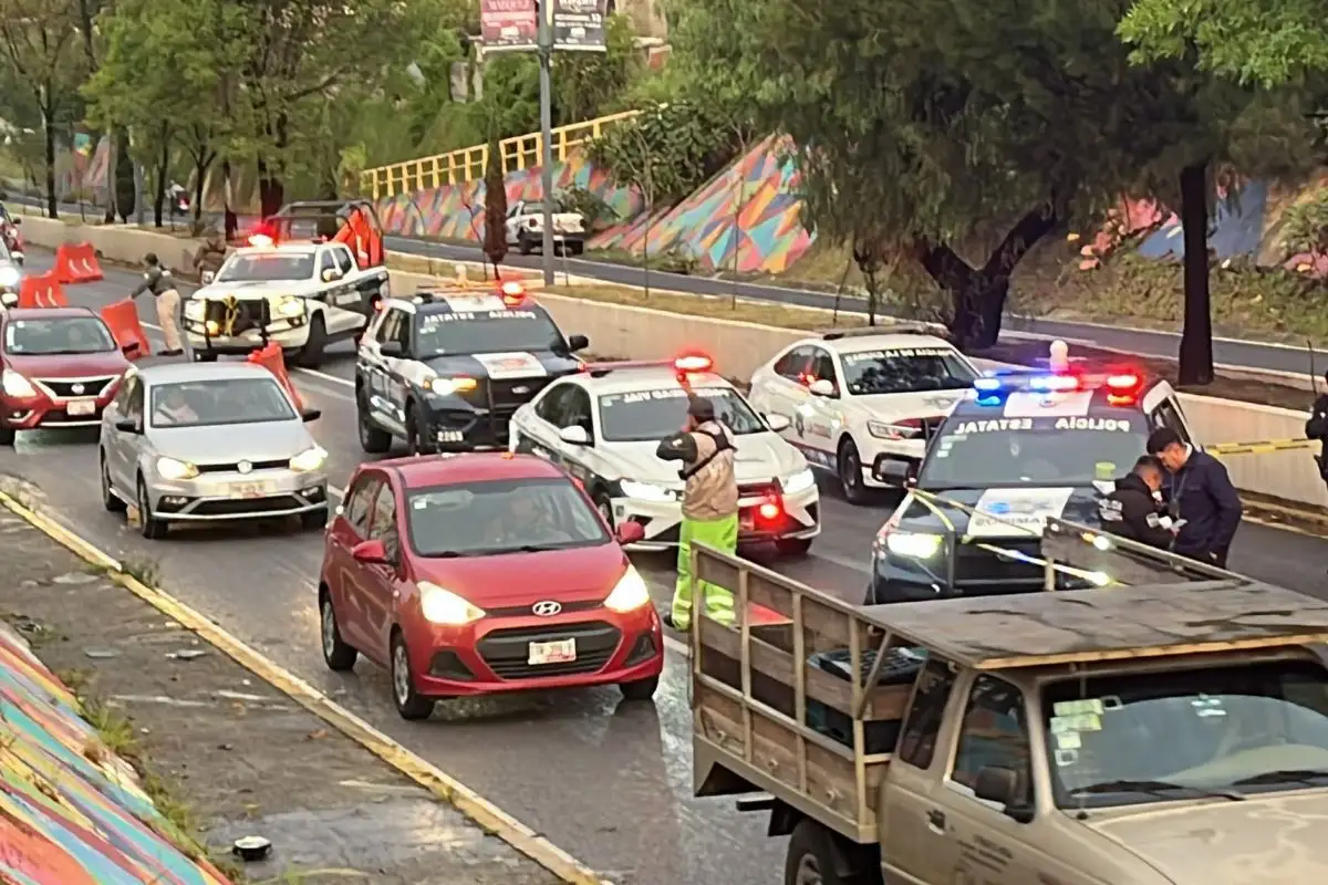 Hombre murió en la Recta a Cholula tras volcar su camioneta