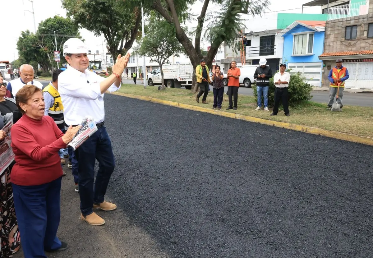 Gobierno del estado transforma vialidades con apoyo de Pemex y trenes de pavimento