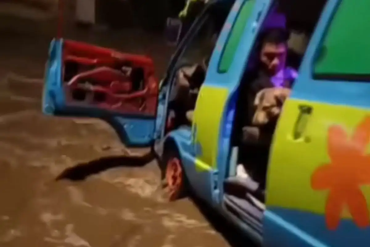 (VIDEO) Van de Scooby Doo en Puebla queda varada 