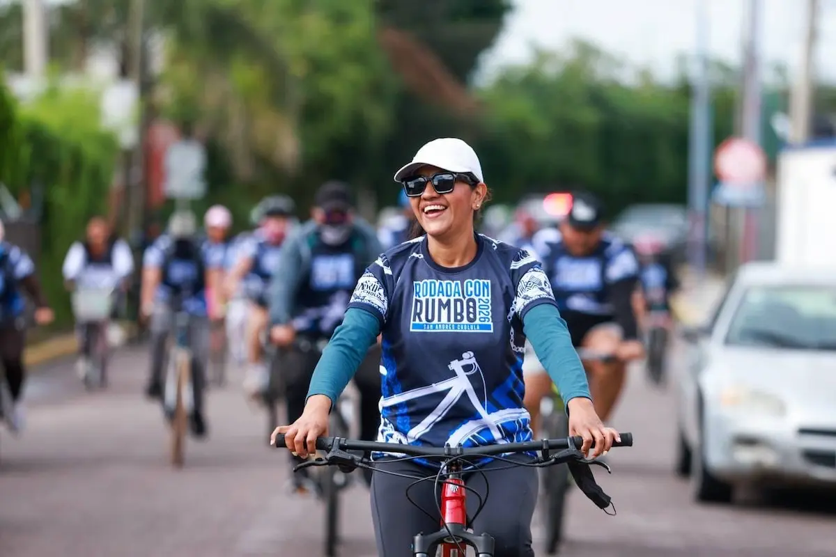 Promueve Lupita Cuautle el uso responsable de la bicicleta y la convivencia familiar en San Andrés Cholula