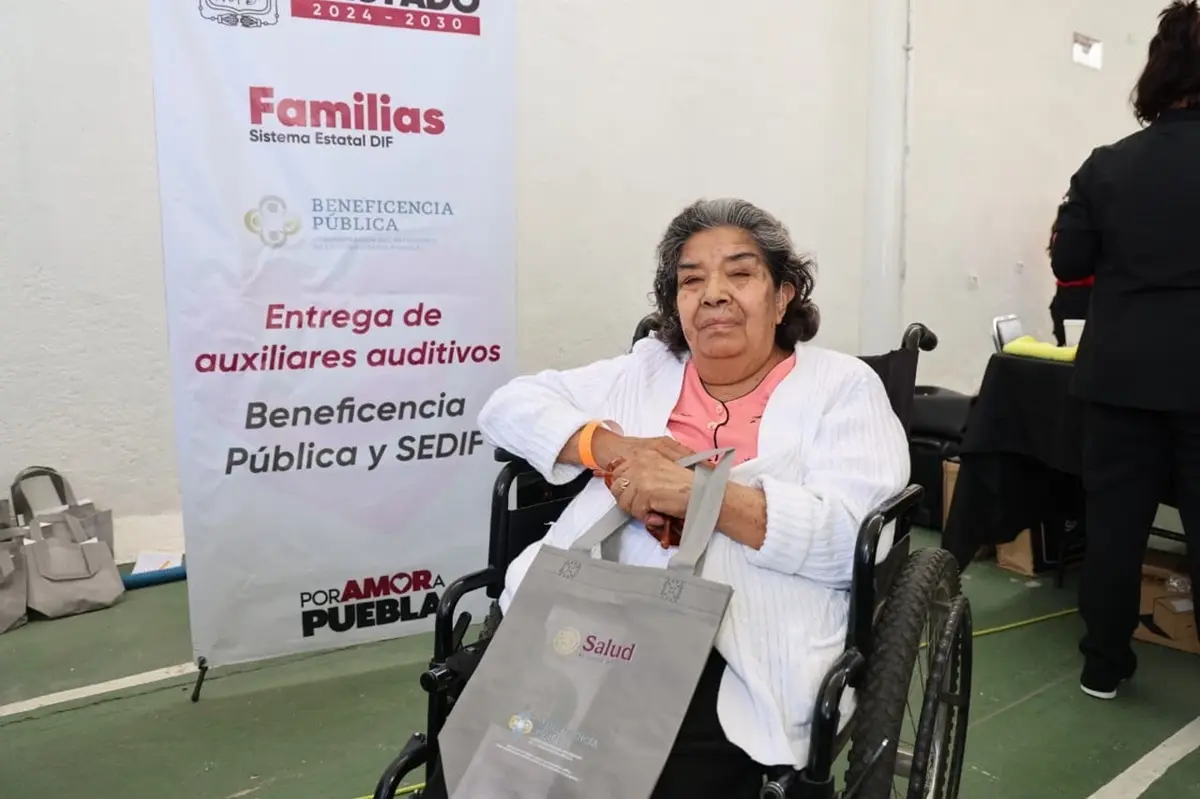Beneficencia pública y Ceci Arellano acercan apoyos auditivos y visuales a familias poblanas