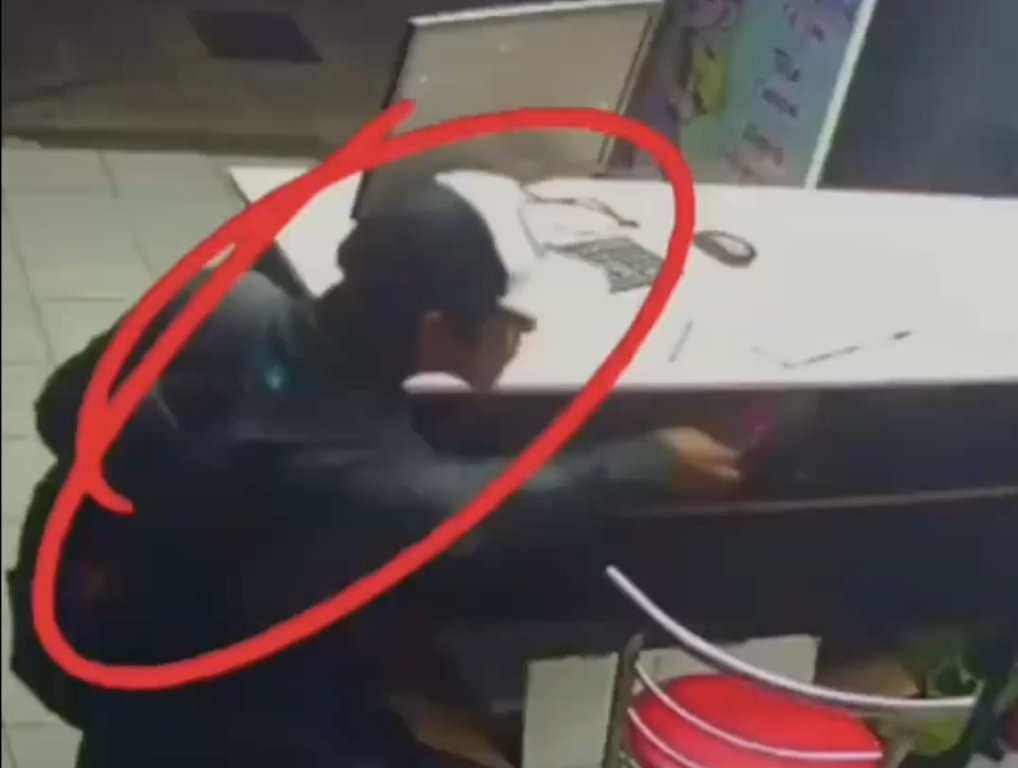 VIDEO: Sujeto entra como cliente y roba un celular en negocio de El Carmen 2 Sujeto entra como cliente y roba un celular en negocio de El Carmen