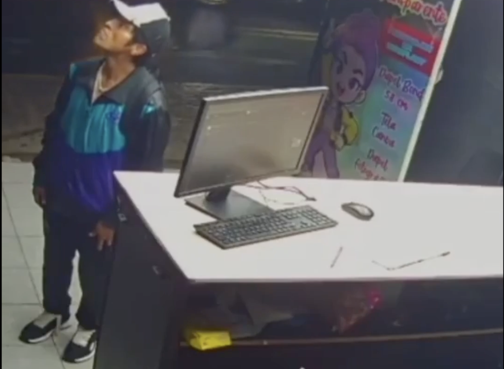 Sujeto entra como cliente y roba un celular en negocio de El Carmen