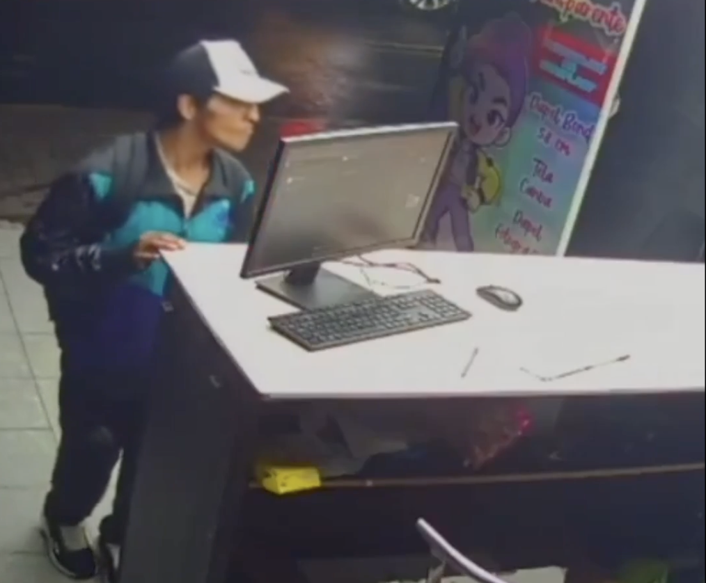 Sujeto entra como cliente y roba un celular en negocio de El Carmen