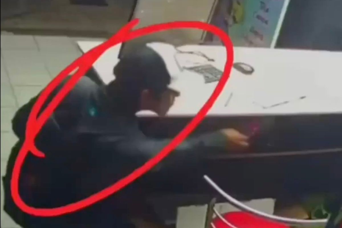 Sujeto entra como cliente y roba un celular en negocio de El Carmen