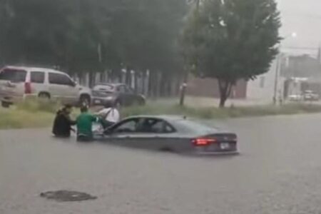 Conductora escapa por la ventana tras quedar atrapada en una inundación en Cuautlancingo