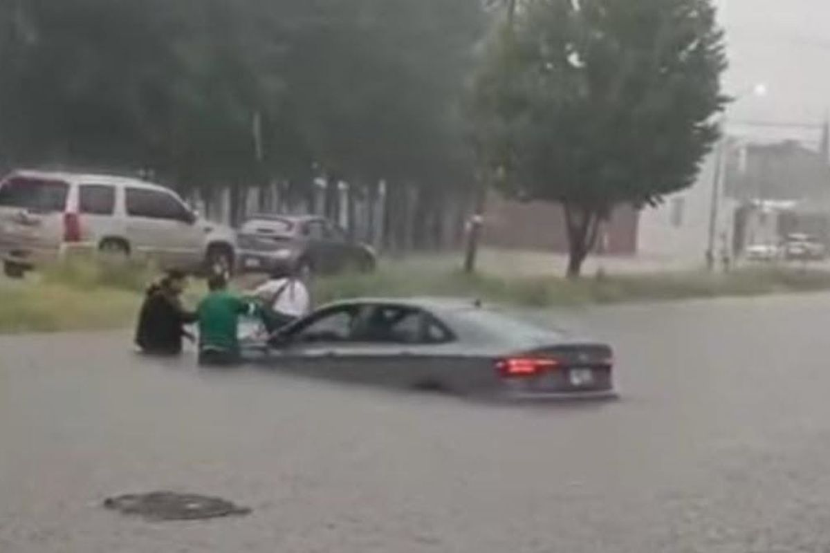 Conductora escapa por la ventana tras quedar atrapada en una inundación en Cuautlancingo