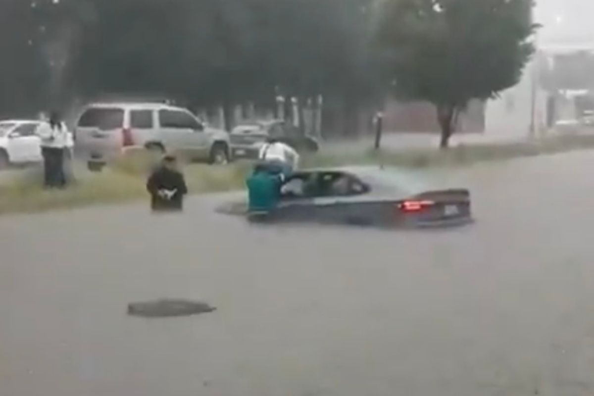 Conductora escapa por la ventana tras quedar atrapada en una inundación en Cuautlancingo