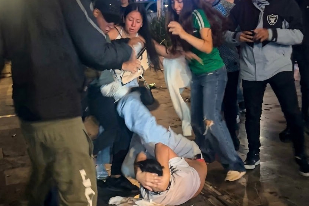 Jóvenes protagonizan riña en Avenida Juárez