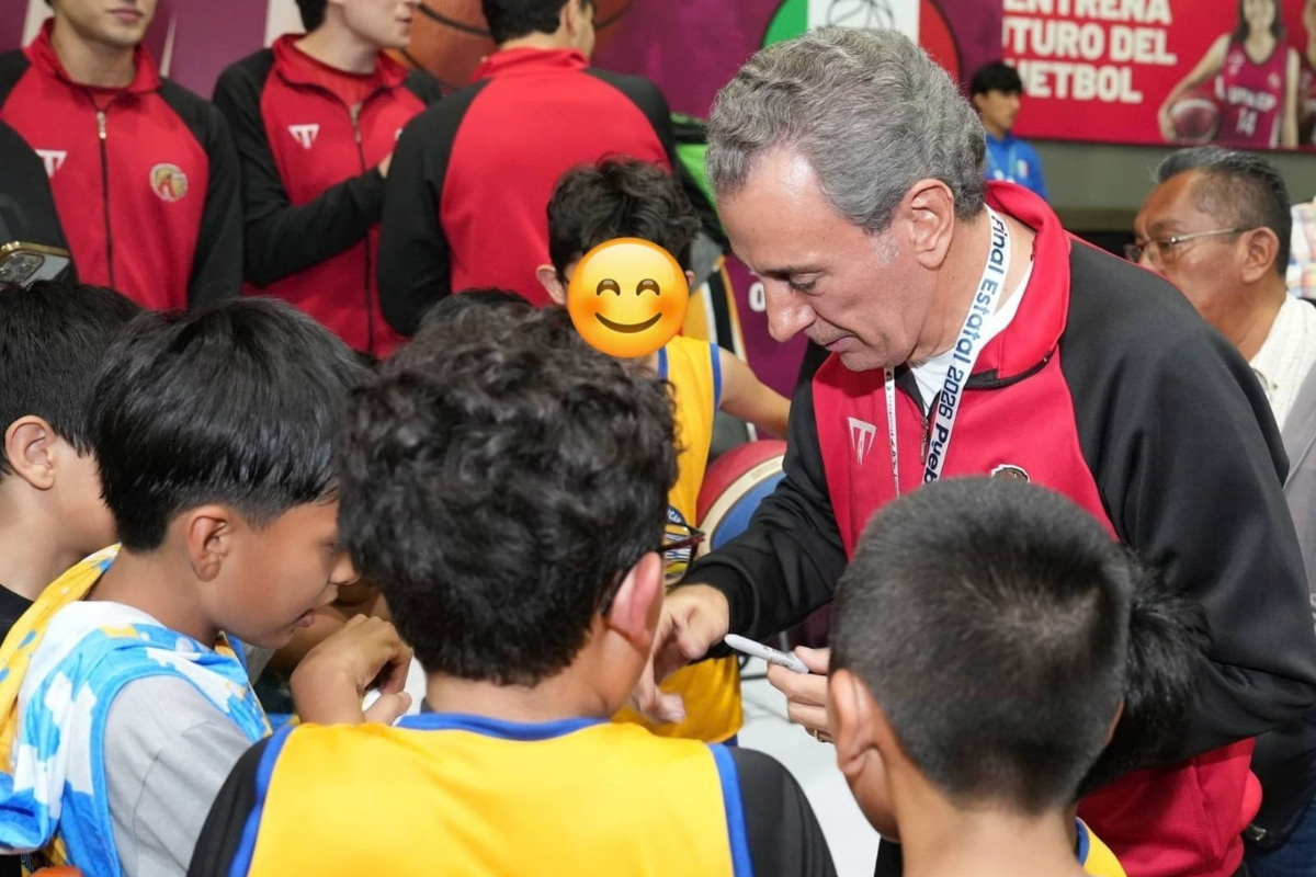 Acompana Pepe Chedraui a jovenes basquetbolistas en la final estatal de la Liga Telmex Telcel 2026 1
