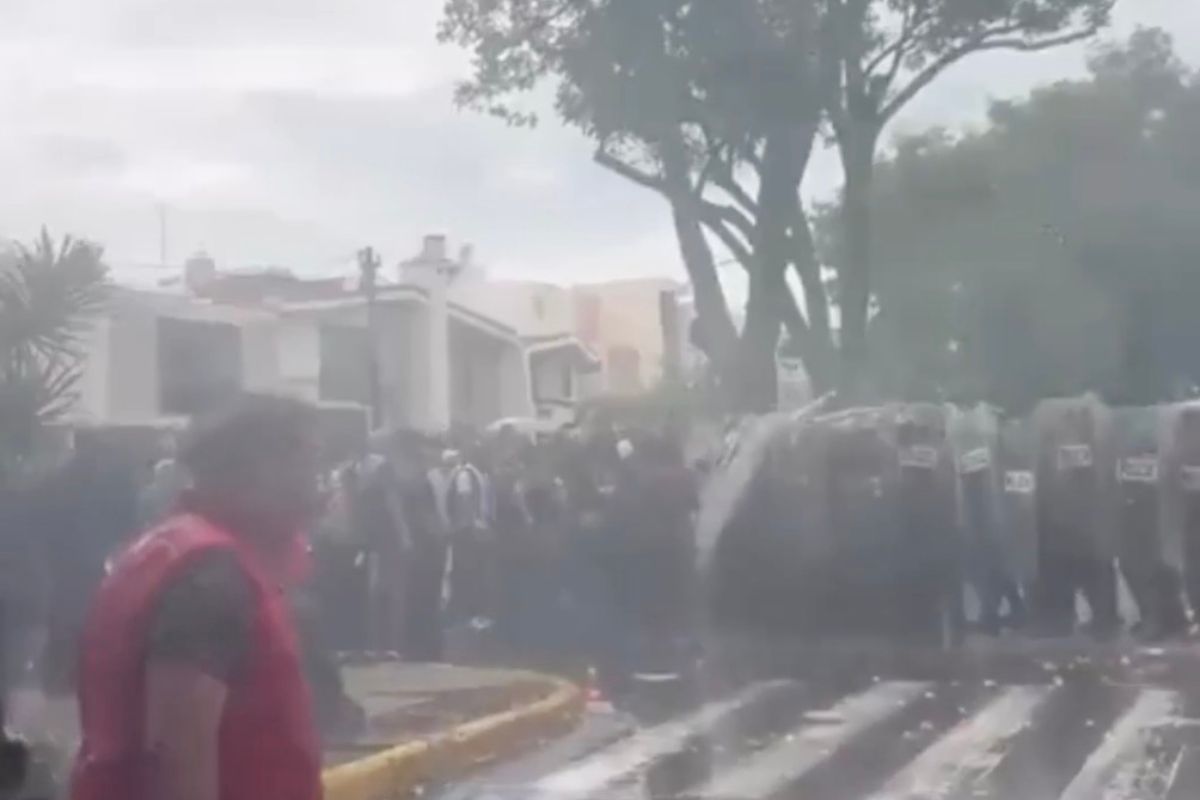 Protesta por agua contaminada en Jalisco termina con gases lacrimógenos y ocho detenidos