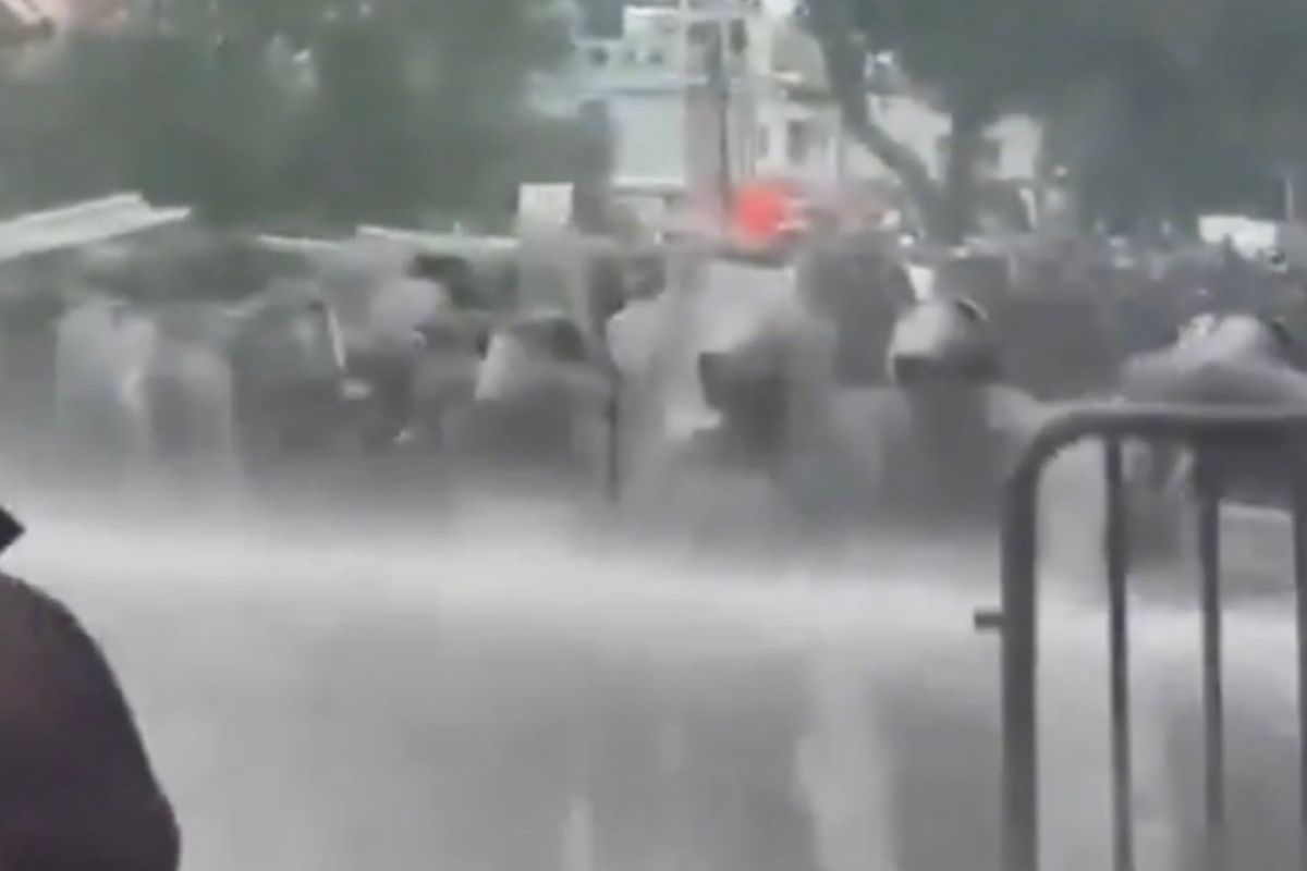 Protesta por agua contaminada en Jalisco termina con gases lacrimógenos y ocho detenidos