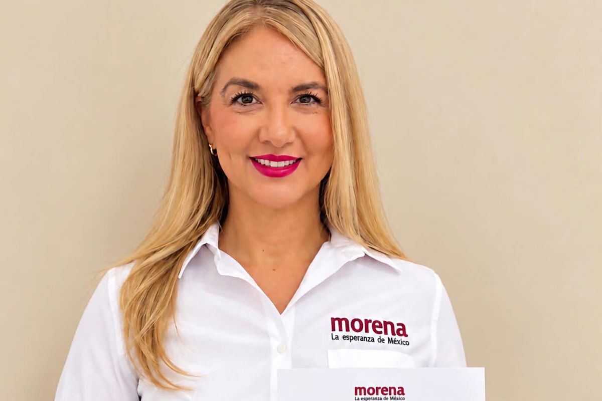 Es la Güera del Bienestar de Puebla a la que le dan masaje en la oficina