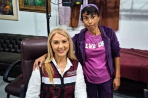 Es la Güera del Bienestar de Puebla a la que le dan masaje en la oficina