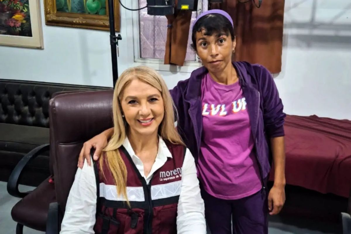 Es la Güera del Bienestar de Puebla a la que le dan masaje en la oficina