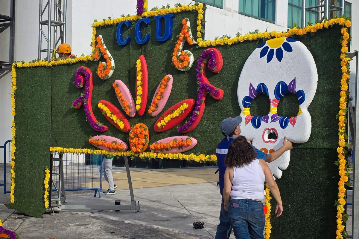Sobre el Muerto las Coronas en CCU BUAP para conmemorar Día de Muertos