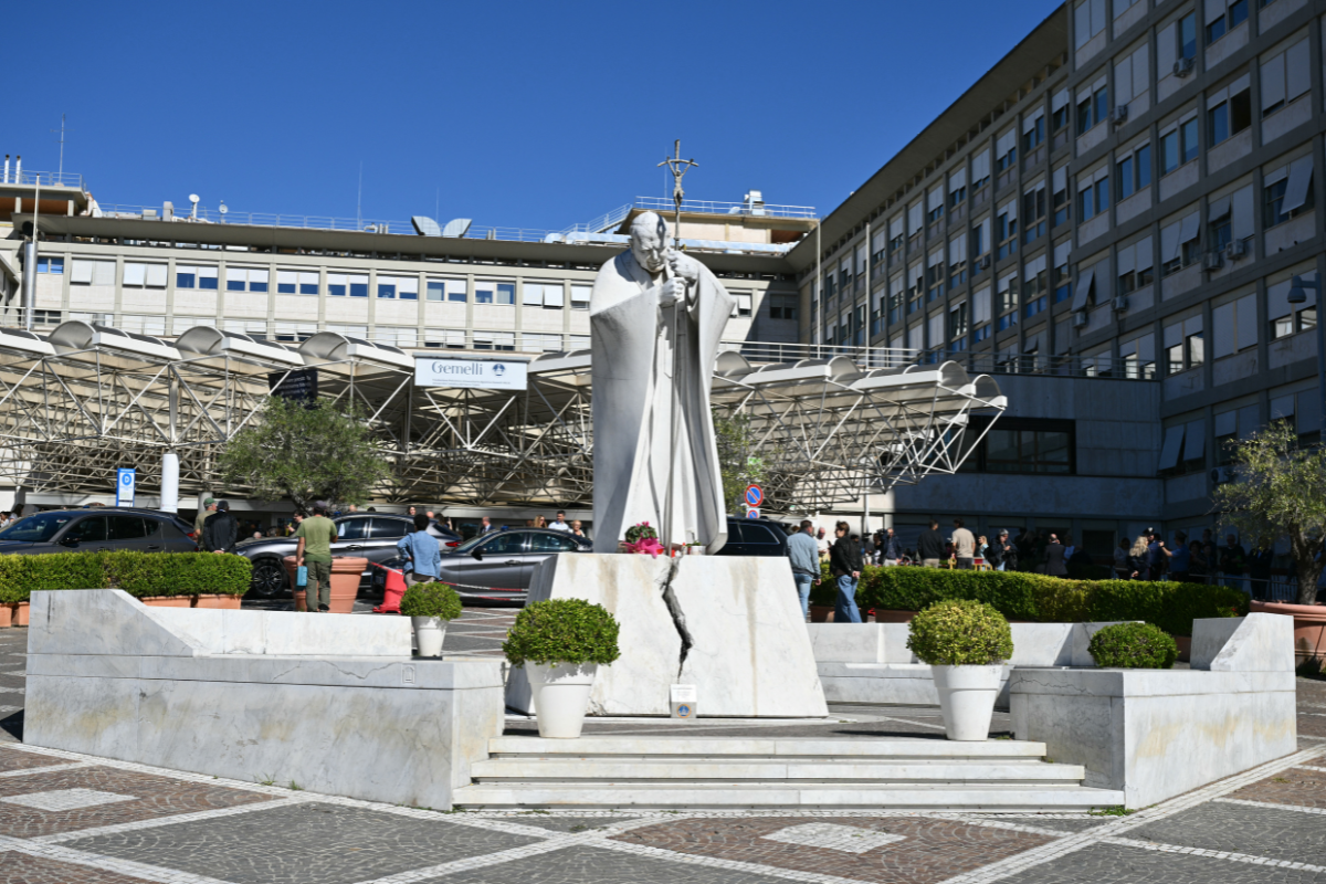 Hospitalizan al papa León XIV para extirparle un nódulo pulmonar