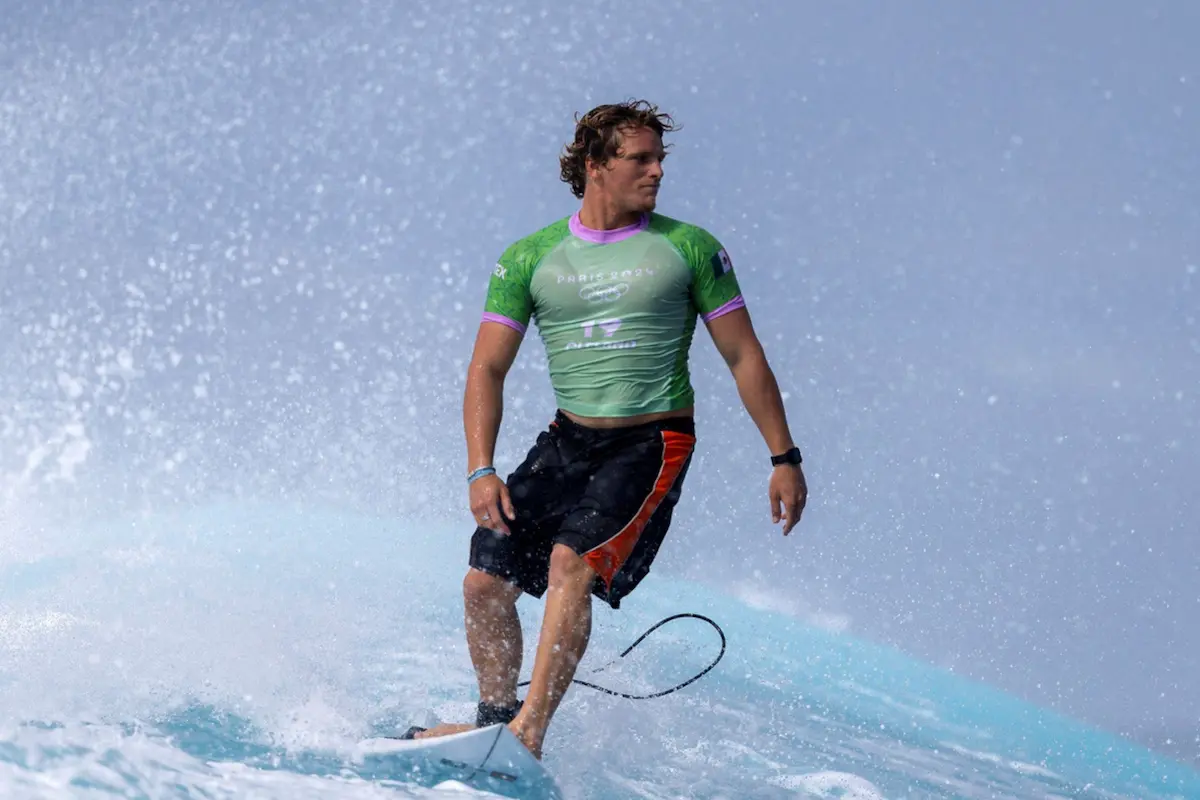 Suspenden al surfista Alan Cleland tras denuncias por violencia y abuso sexual contra adolescente