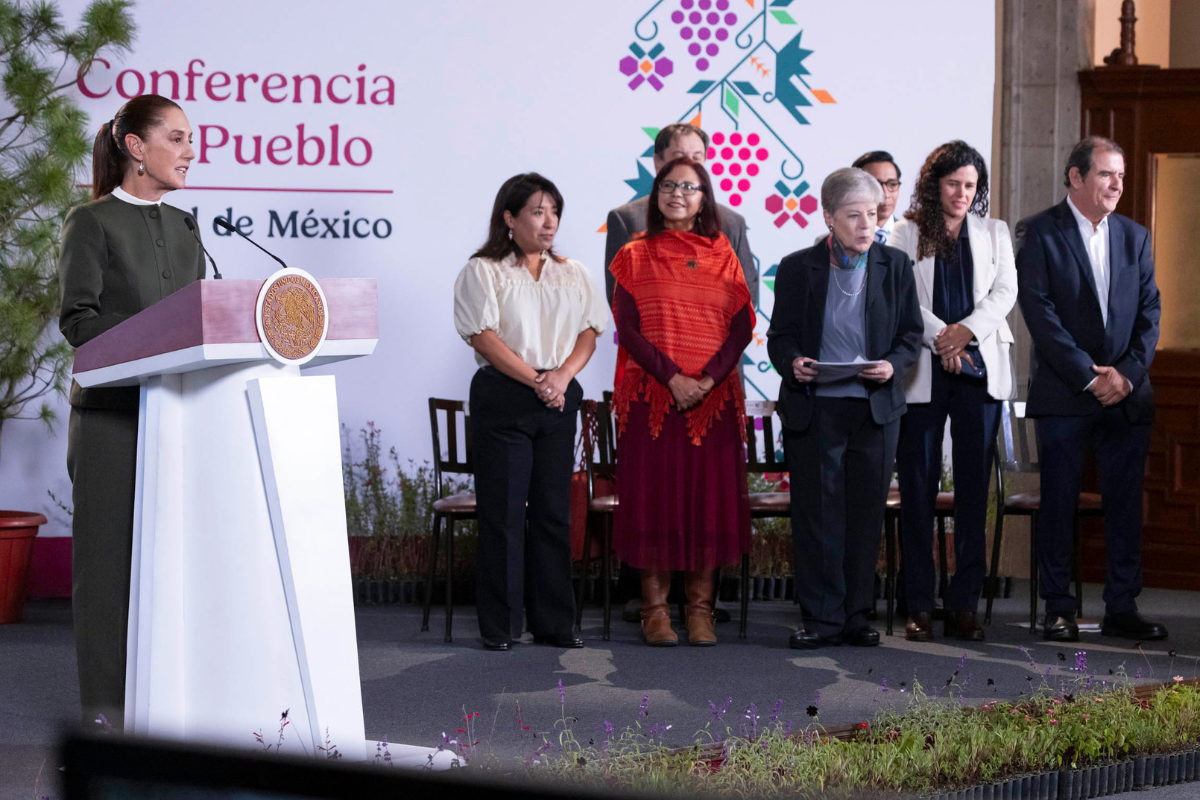 Claudia Sheinbaum firma decreto para retirar contenido violento de redes sociales