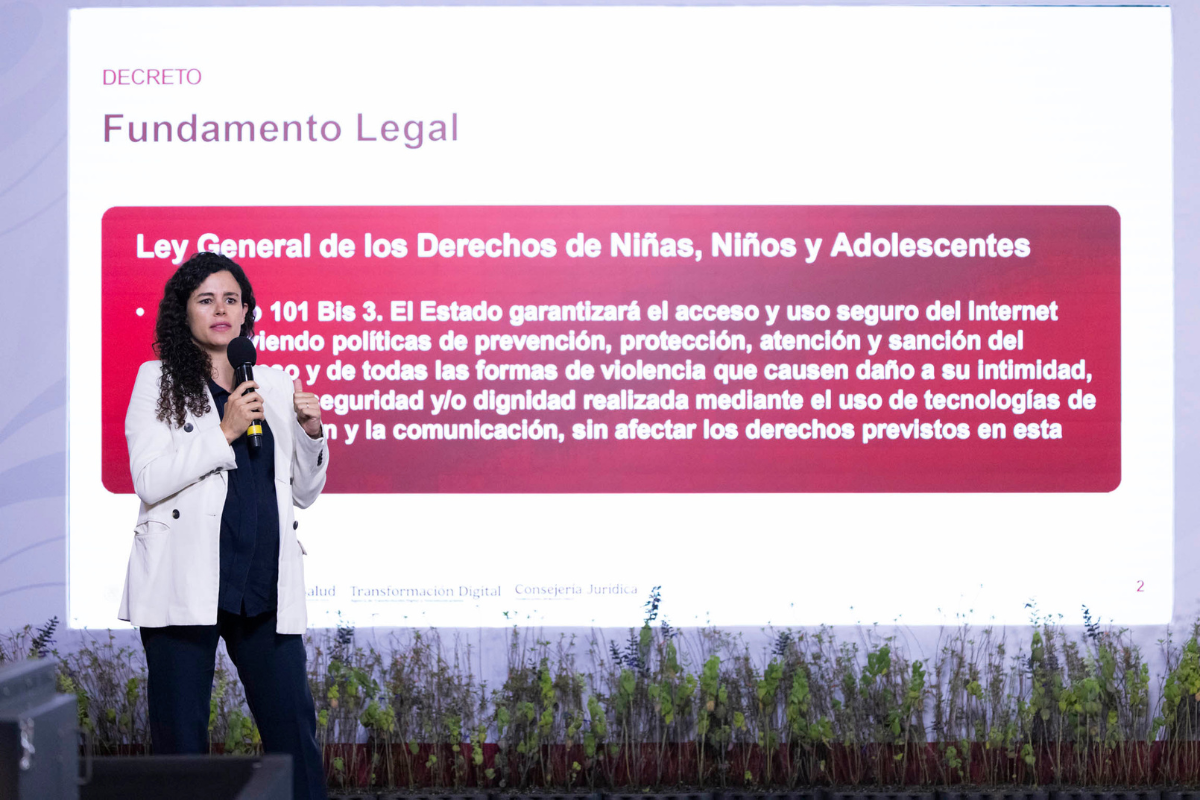 Claudia Sheinbaum firma decreto para retirar contenido violento de redes sociales