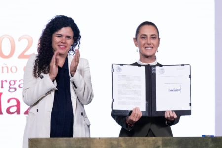 Claudia Sheinbaum firma decreto para retirar contenido violento de redes sociales