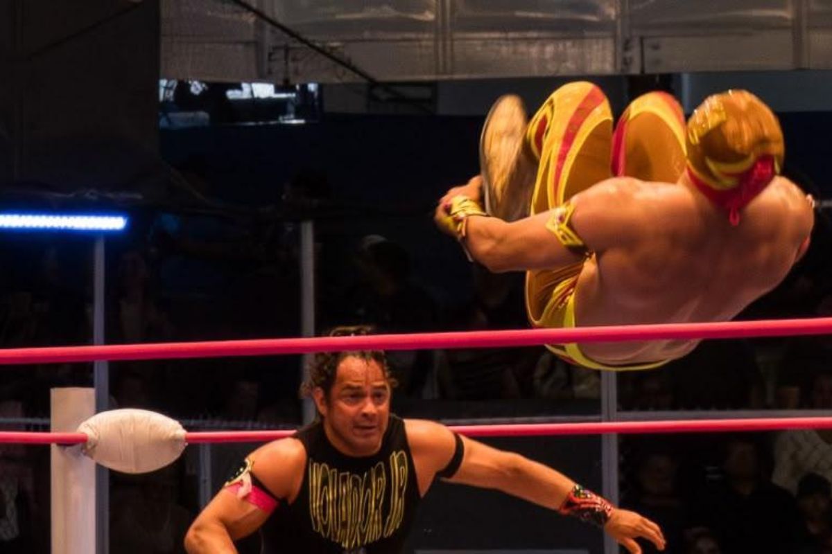 Lanzan vasos a Soberano Jr en la Arena Puebla