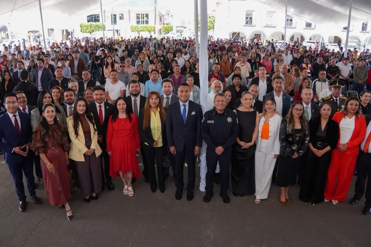 Roberto Solís rinde su segundo informe