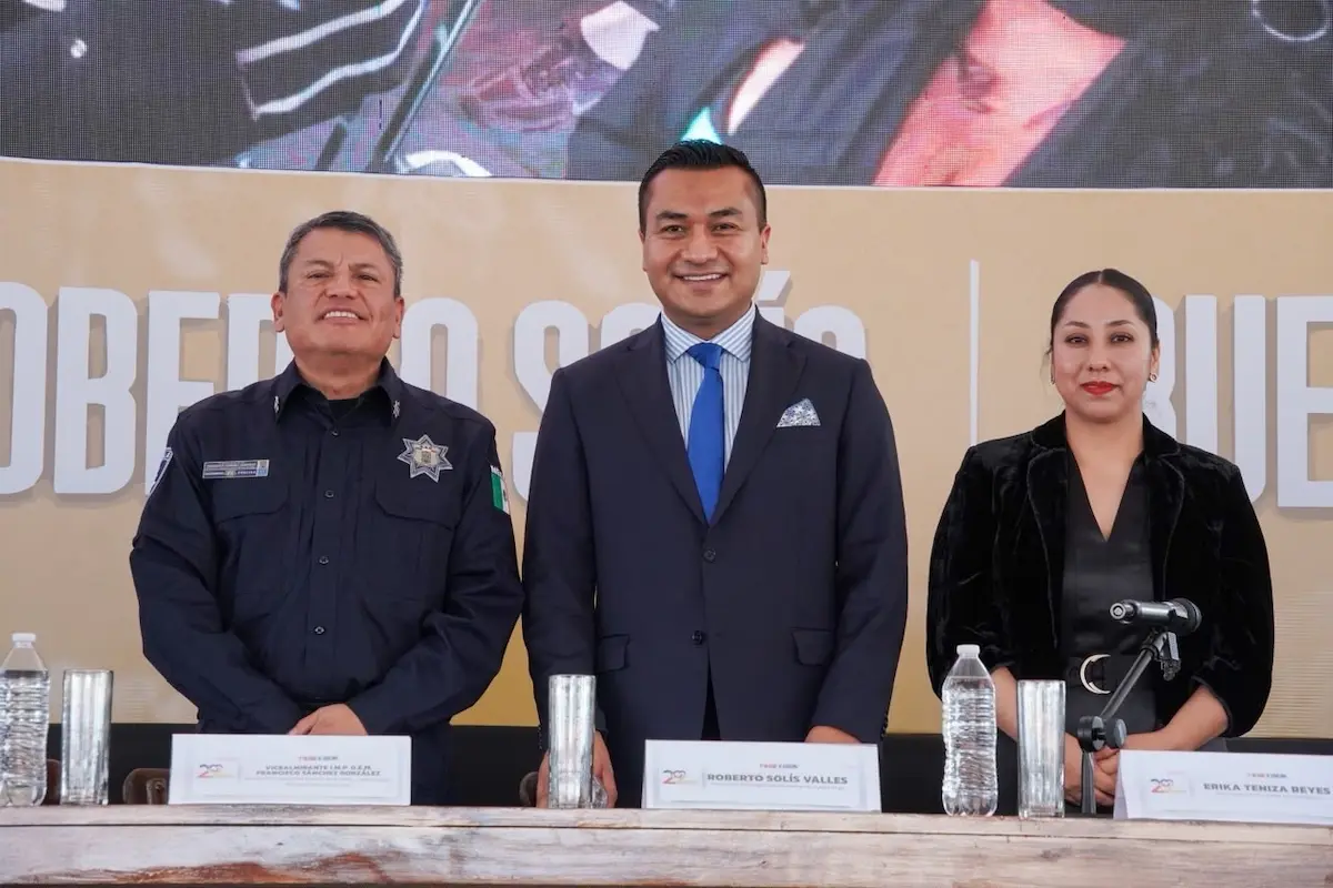 Roberto Solís rinde su segundo informe