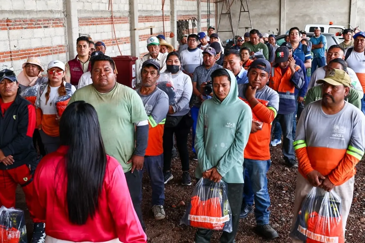 Tonantzin Fernández entrega 75 uniformes al personal de limpia de San Pedro Cholula