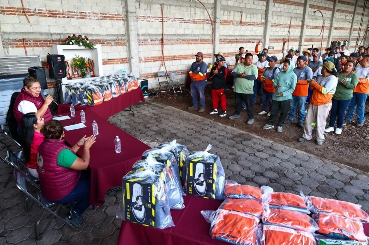 Tonantzin Fernández entrega 75 uniformes al personal de limpia de San Pedro Cholula
